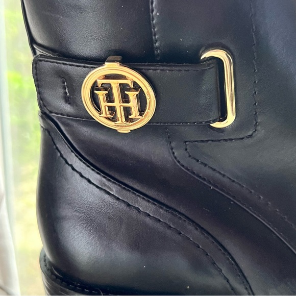 Tommy Hilfiger Women’s Black Ankle Boots With Gold TH Logo Detail Size 9M NWOB - Picture 2 of 8